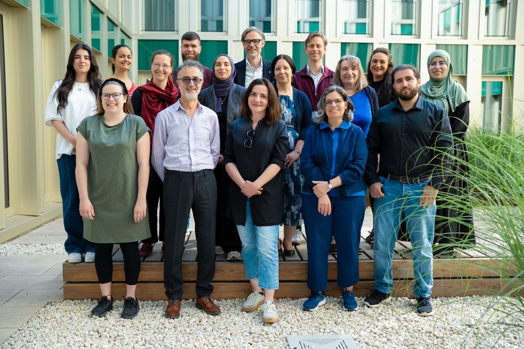 Institut Gruppenfoto 2023 (Desktop)
